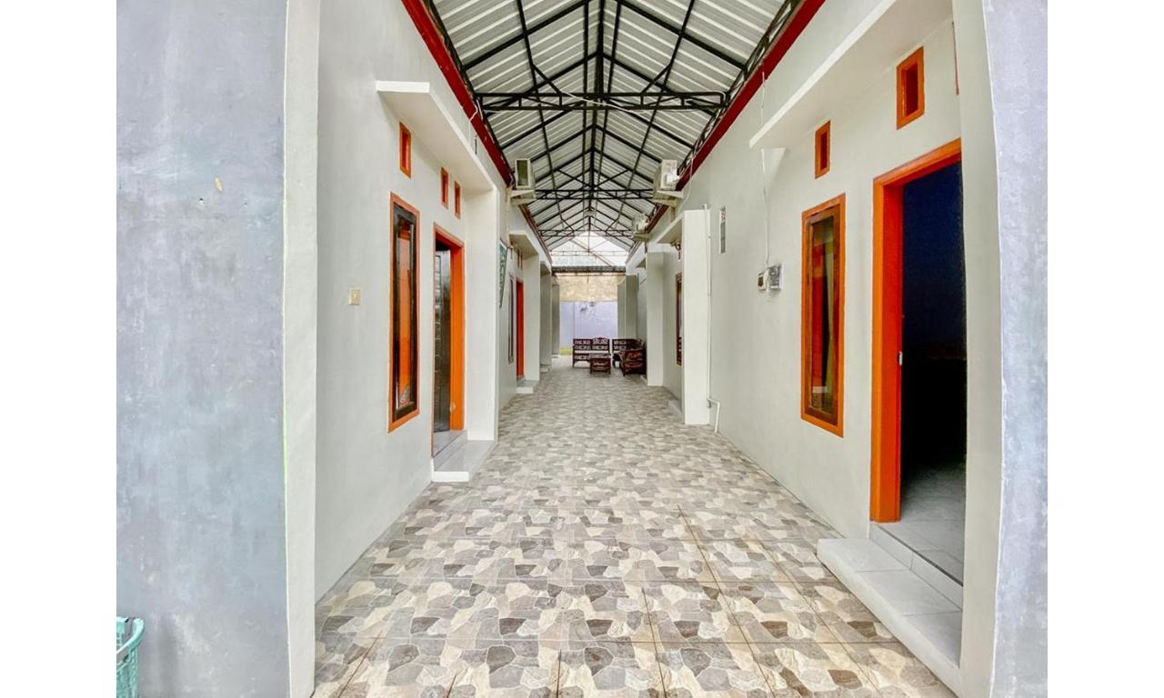 Griya Asri Syariah Mitra Reddoorz Hotel Rogojampi Eksteriør billede
