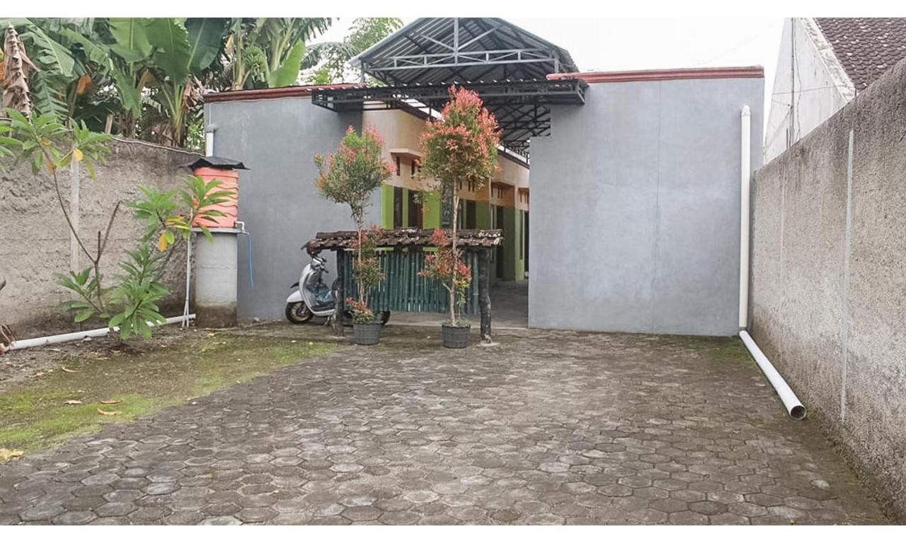 Griya Asri Syariah Mitra Reddoorz Hotel Rogojampi Eksteriør billede